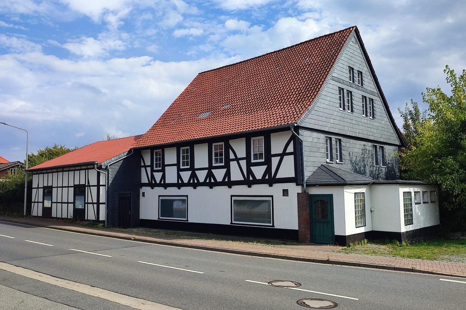 Die Deutsche Eiche in Goslar-Immenrode: Fachwerkhaus mit rotem Ziegeldach und schiefergedecktem Giebel an der Vienenburger Straße.